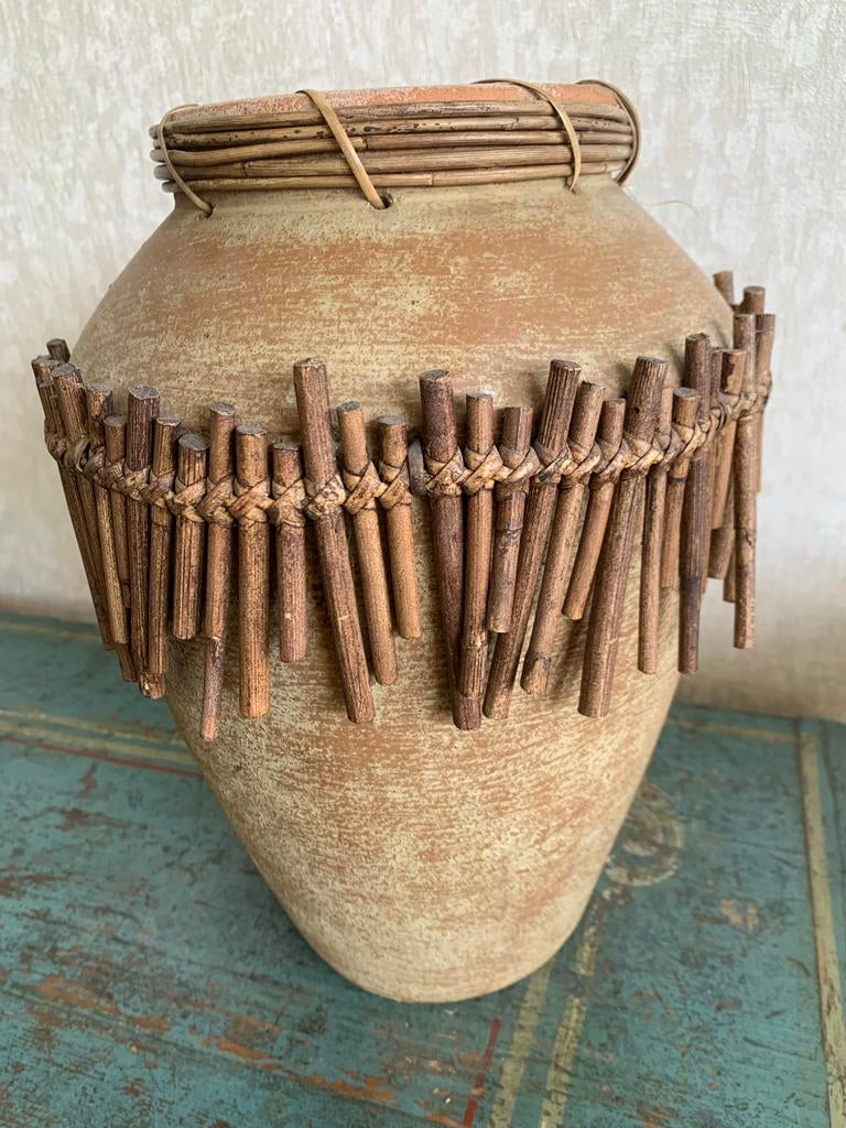 Rustieke Terracotta Vaas met Houten en Rotan Decoratie, Huis en Inrichting, Gebruikt, Overige kleuren, 50 tot 75 cm, Aardewerk of Porselein