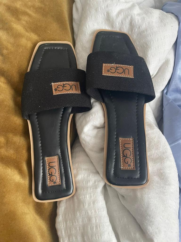 UGG slippers nieuw, Slippers, Zwart, Nieuw, Ophalen of Verzenden