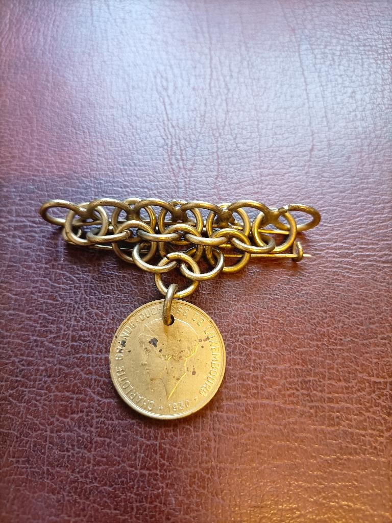Broche 10 centimes verzet oorlogshuisvlijt, leuk!, Verzamelen, Militaria | Tweede Wereldoorlog, Ophalen of Verzenden, Overige soorten