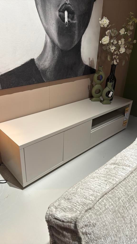 Tv meubel Santino, Huis en Inrichting, Kasten | Televisiemeubels, Ophalen, Overige materialen, 150 tot 200 cm, Zo goed als nieuw