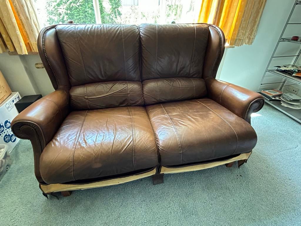 Klassieke leren bank met hoge rug en oren, Huis en Inrichting, Banken | Bankstellen, Ophalen, Gebruikt, 150 tot 200 cm, Tweepersoons