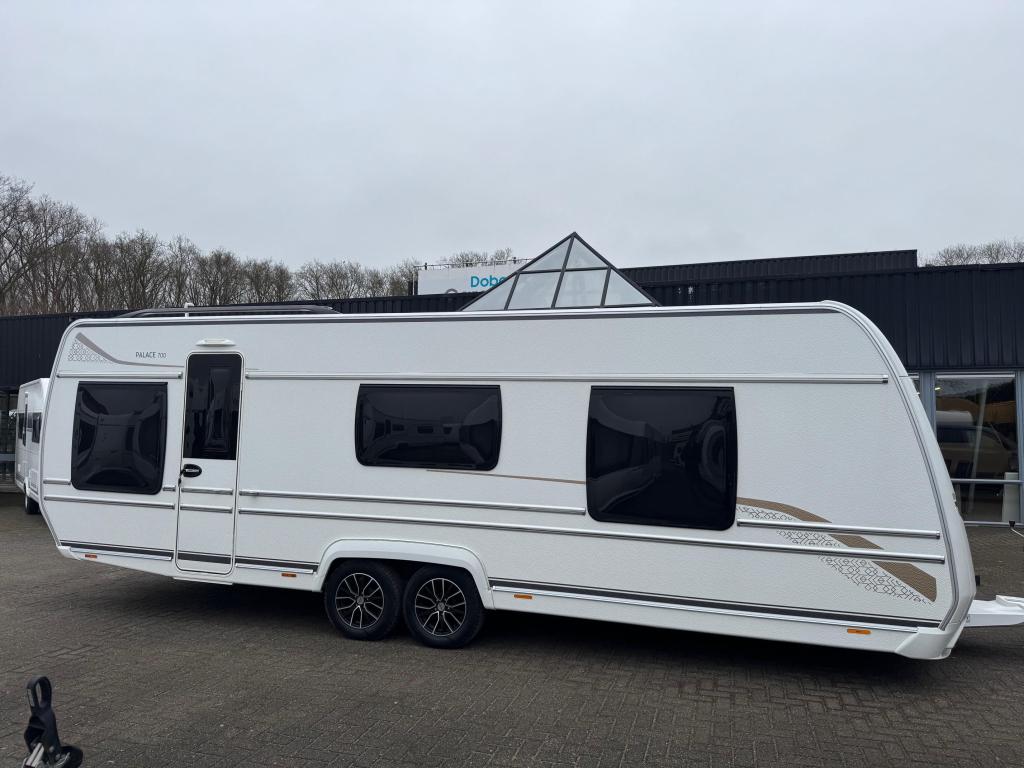 Fendt Palace 700 2023 | Vrijstaand Queensbed, Schokbreker, 7 tot 8 meter, Bedrijf, Treinzit