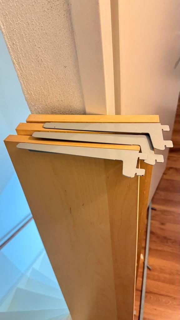 Ikea Järoen houten plank met metalen beugels, Huis en Inrichting, Kasten | Boekenkasten, Gebruikt, Minder dan 50 cm, Minder dan 100 cm