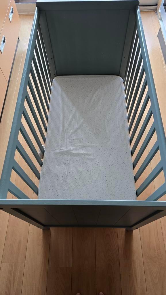 Groen-grijs kinderbedje met matras - zeer goede staat, Kinderen en Baby's, Babywiegjes en Ledikanten, Ophalen, Gebruikt, Ledikant