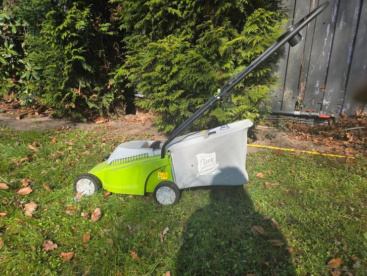 Grasmaaier wegens overcompleet, Tuin en Terras, Grasmaaiers, Gebruikt, Elektrische grasmaaier, 30 t/m 39 cm, Cirkelmaaier, Opvangzak