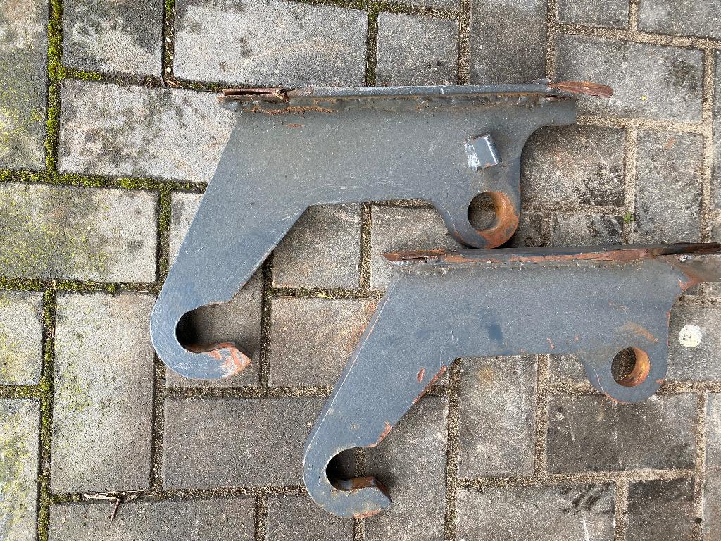 Diverse onderdelen shovel; banden, aanlashaken, steunpoot, Ophalen, Zo goed als nieuw