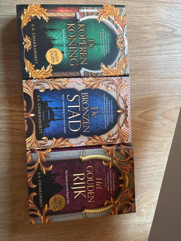 De Daevabad Trilogie - S.A. Chakraborty (Limited Edition), Boeken, Fantasy, Zo goed als nieuw, Ophalen of Verzenden