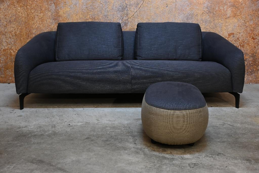 ZGANieuw grijze stoffen Leolux Elias designbank + hocker, Leolux, Leolux, 100 tot 125 cm, Driepersoons