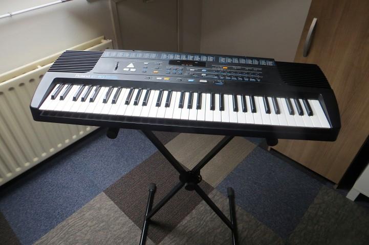 Roland E 16 intelligent synthesizer, Ophalen, 61 toetsen, Roland, Zo goed als nieuw