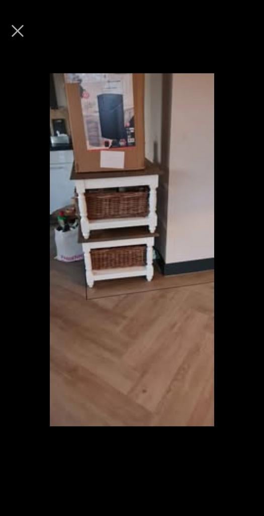 Witte bijzettafel met hardhouten blad en rieten mand, Ophalen of Verzenden, Vierkant, 45 tot 60 cm