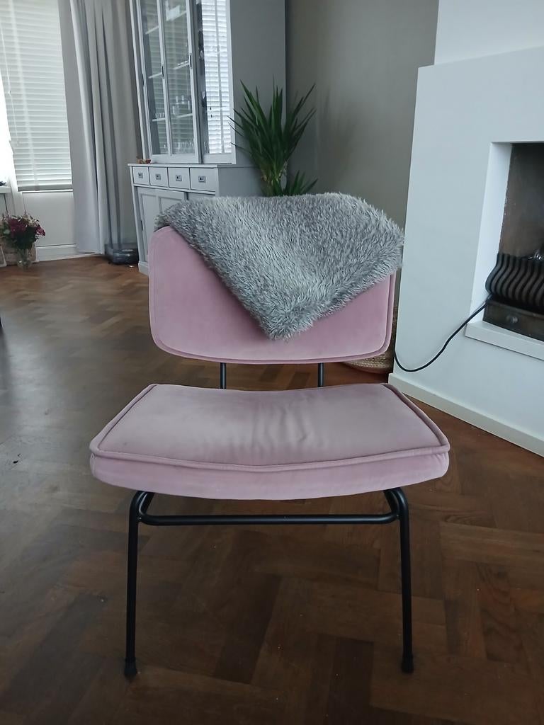 Roze velourse stoel met industrieel onderstel, Huis en Inrichting, Stoelen, Zo goed als nieuw, Eén, Metaal, Stof, Overige kleuren