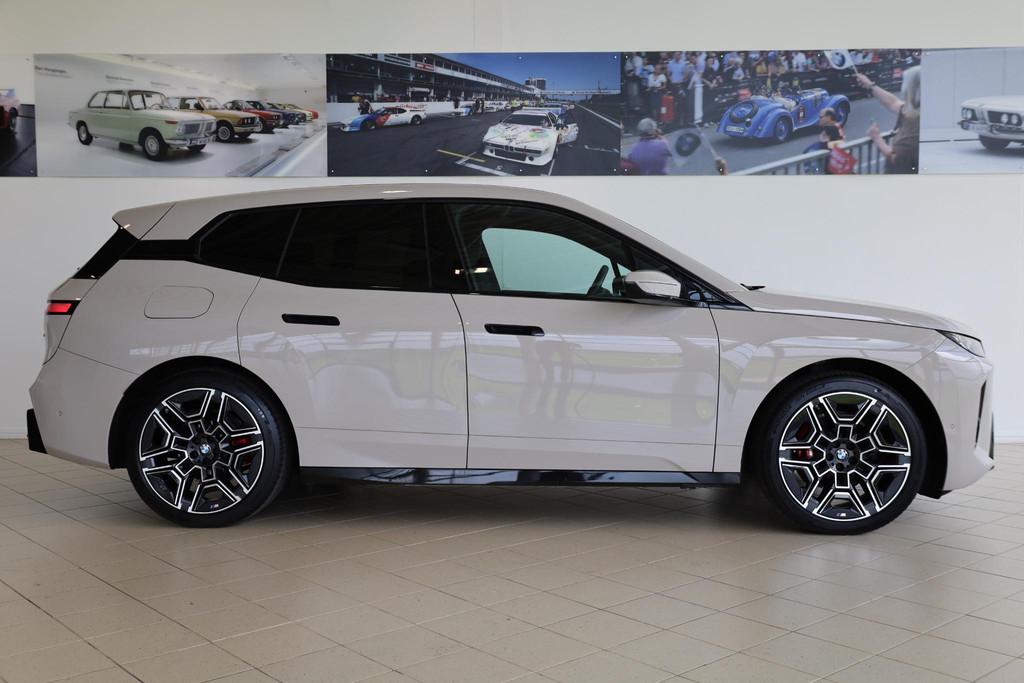 BMW iX xDrive60 | M Sportpakket Pro | Harman/Kardon | Drivin, Auto's, BMW, Automaat, Stof, Zwart, Met garantie (alle)