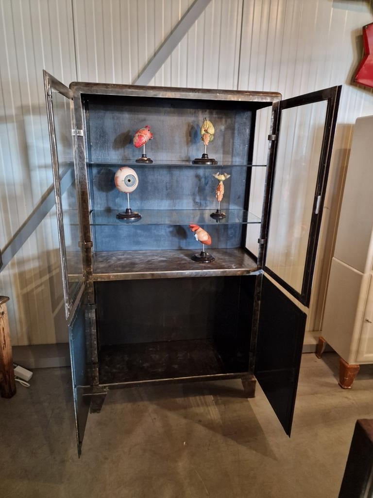 Antieke. Vitrine. Medicijn. Apotheek kast.metaal, Ophalen