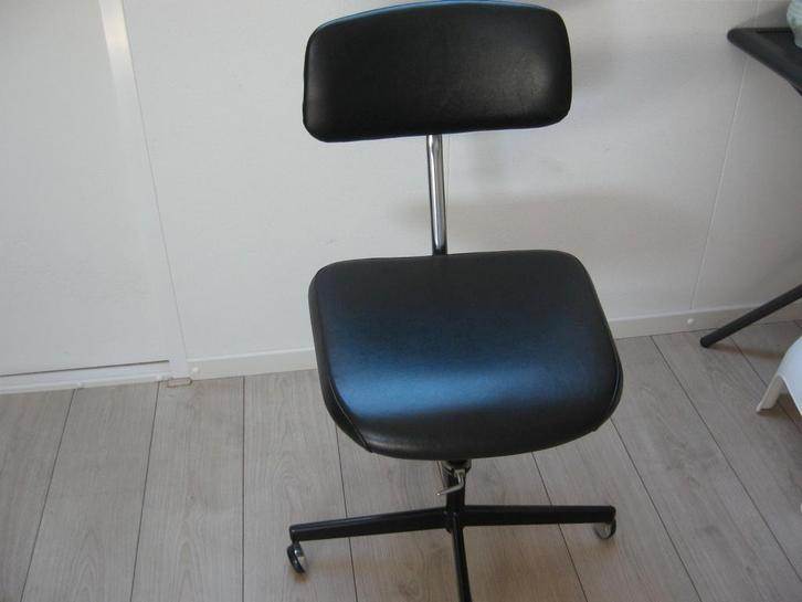 Stevige goeie zwarte leren verstelb burostoel 4 wiel €65,-, Huis en Inrichting, Bureaustoelen, Zo goed als nieuw, Zwart, Ophalen