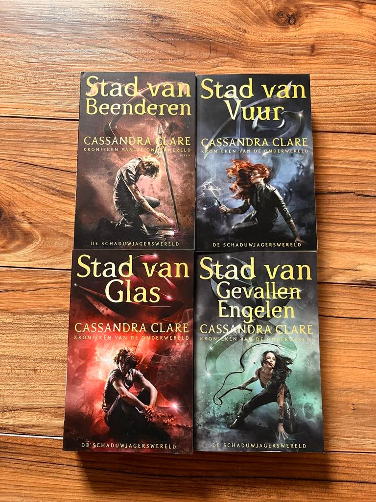 4 boeken van Kronieken van de Onderwereld - Cassandra Clare, Ophalen of Verzenden, Zo goed als nieuw, Nederland