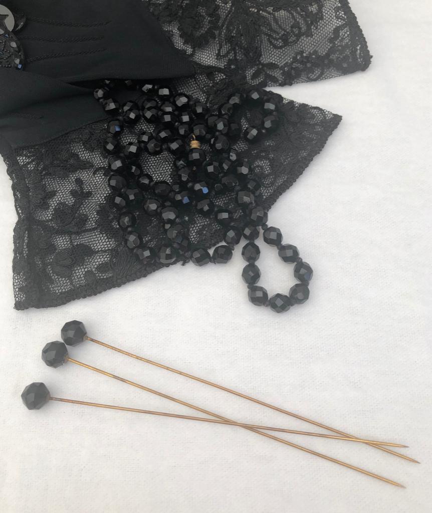 3 Antieke hoedenspelden ( Git) Klederdracht  Rouwsieraad, Ophalen of Verzenden, Kinderen