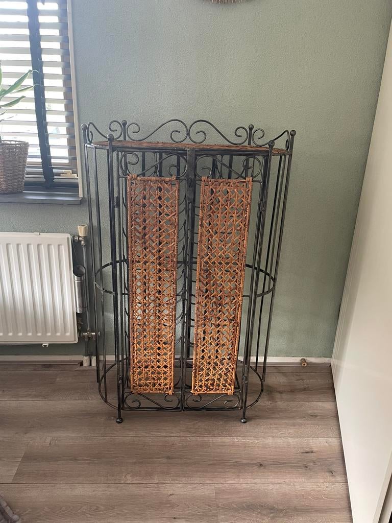 Wijnrek metaal met rieten accenten, Ophalen, Zo goed als nieuw