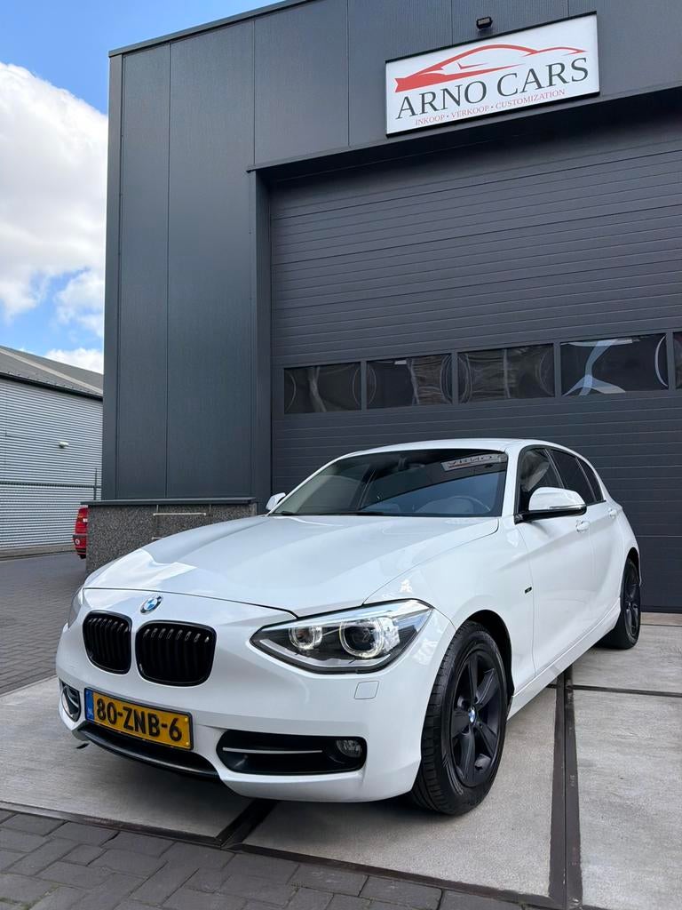BMW 1-Serie 114i 5-DR 2013 Wit - COMPLEET IN ORDE - APK ✅, 1-Serie, Euro 5, Achterwielaandrijving, Zwart