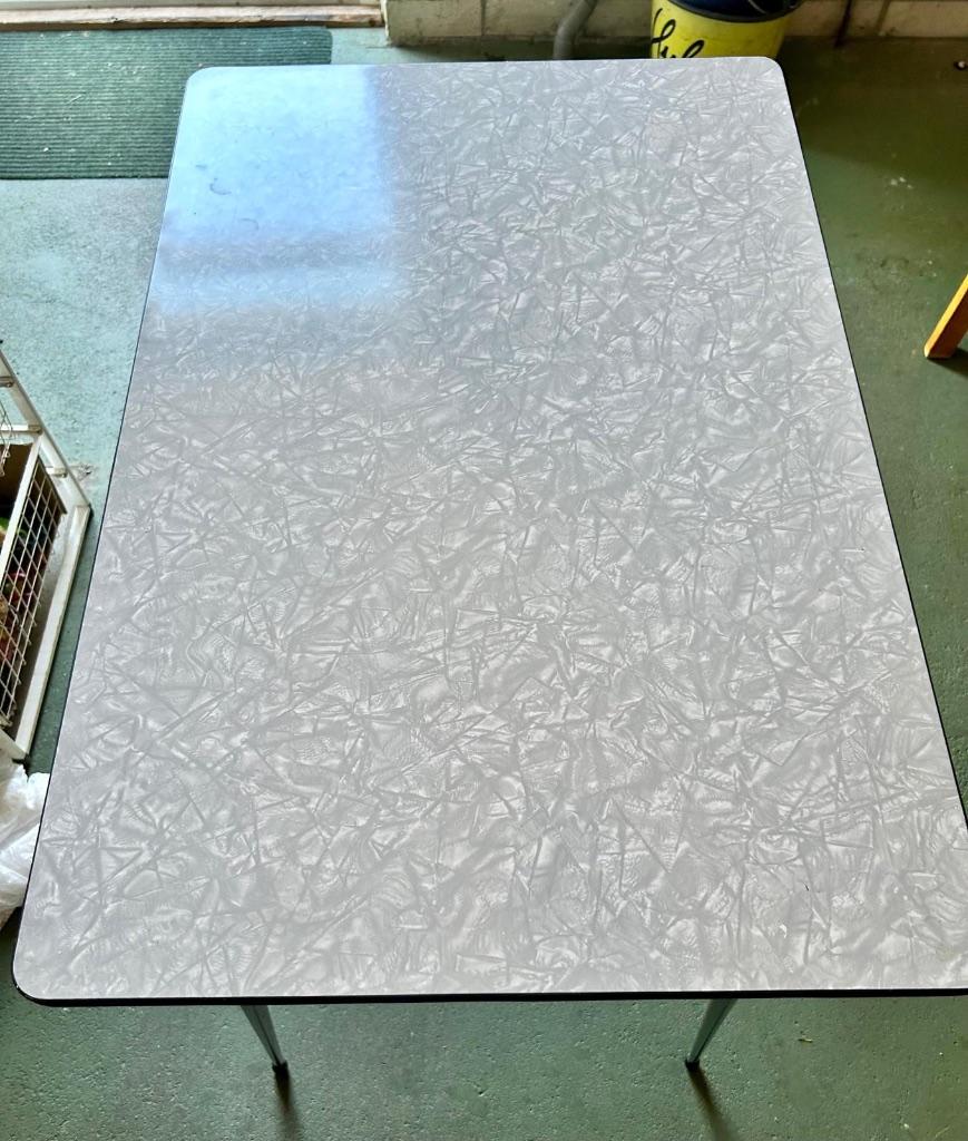 Vintage formica tafel met chroom (jaren 60), Huis en Inrichting, Tafels | Eettafels, Ophalen, Gebruikt, 50 tot 100 cm, Overige materialen