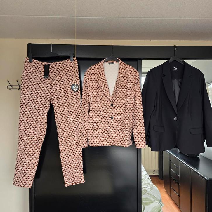 Broekpak (Norah) en zwarte blazer (MSmode). NIEUW., Kleding | Dames, Grote Maten, Nieuw, Jasje of Colbert, Overige kleuren, Ophalen of Verzenden