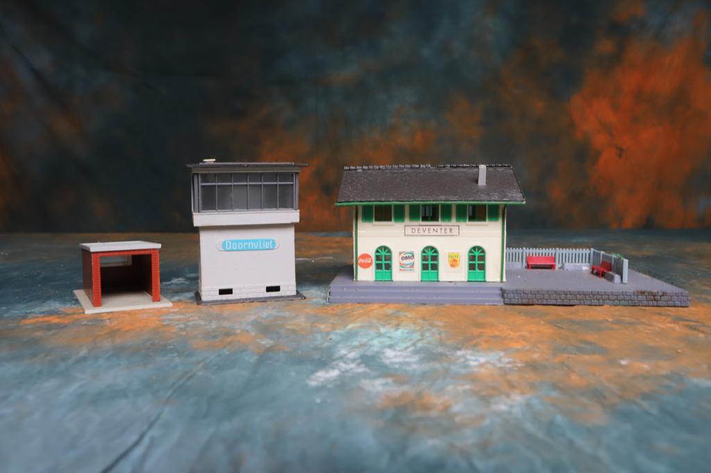 kaveltje nederlandse gebouwen modelbaan.o.a station,seinhuis, Overige merken, Gebruikt, Gelijkstroom of Wisselstroom, Brug, Tunnel of Gebouw