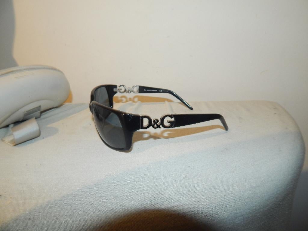 Dolce & Gabbana zwarte zonnebril zilver merk pootjes en doos, Sieraden, Tassen en Uiterlijk, Zonnebrillen en Brillen | Dames, Zonnebril