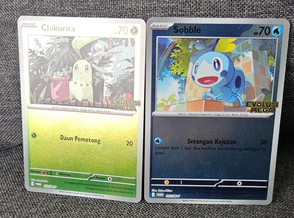 Promo indonesische stamped pokemon kaarten chikorita sobble, Ophalen of Verzenden, Zo goed als nieuw, Meerdere kaarten, Foil