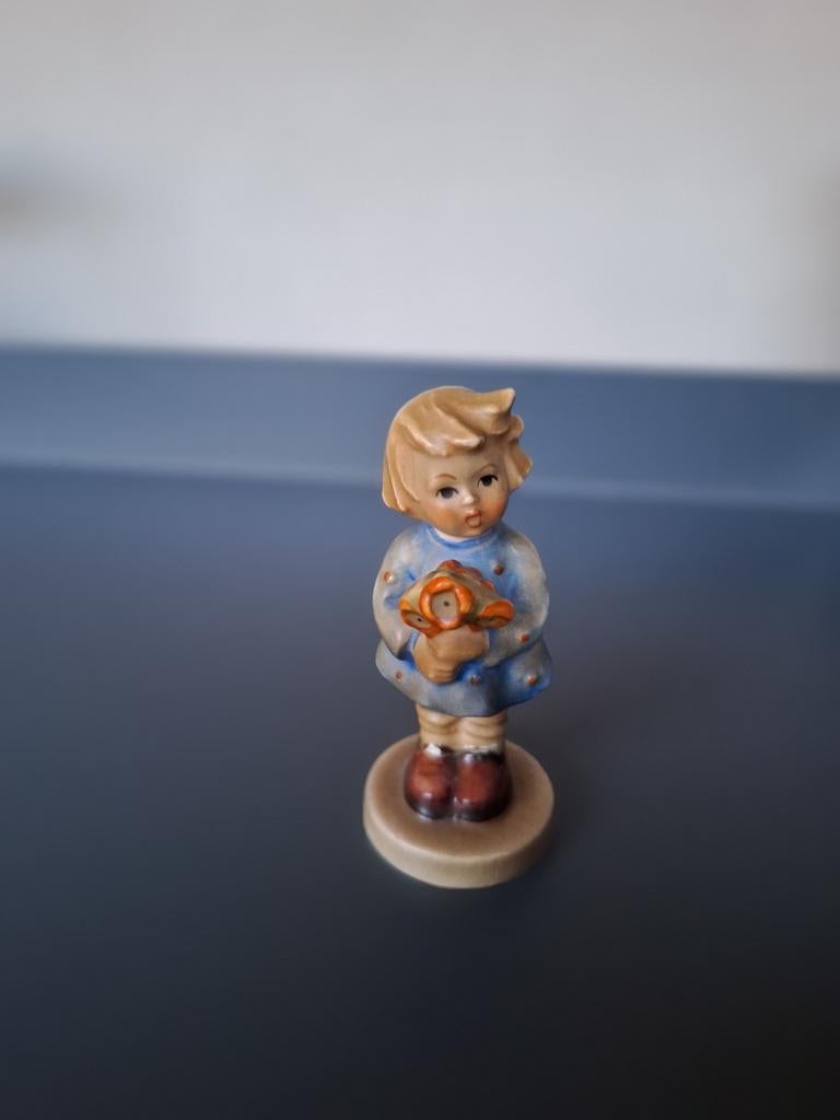 Hummel beeldje meisje met pop, Ophalen of Verzenden