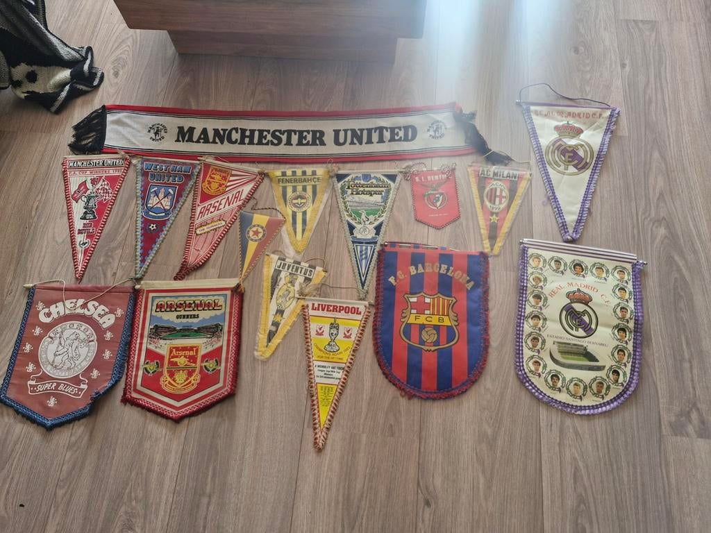 Verzameling van 16 Vintage Voetbal Vaantjes Jaren '80/'90, Ophalen, Buitenlandse clubs, Vaantje of Sjaal