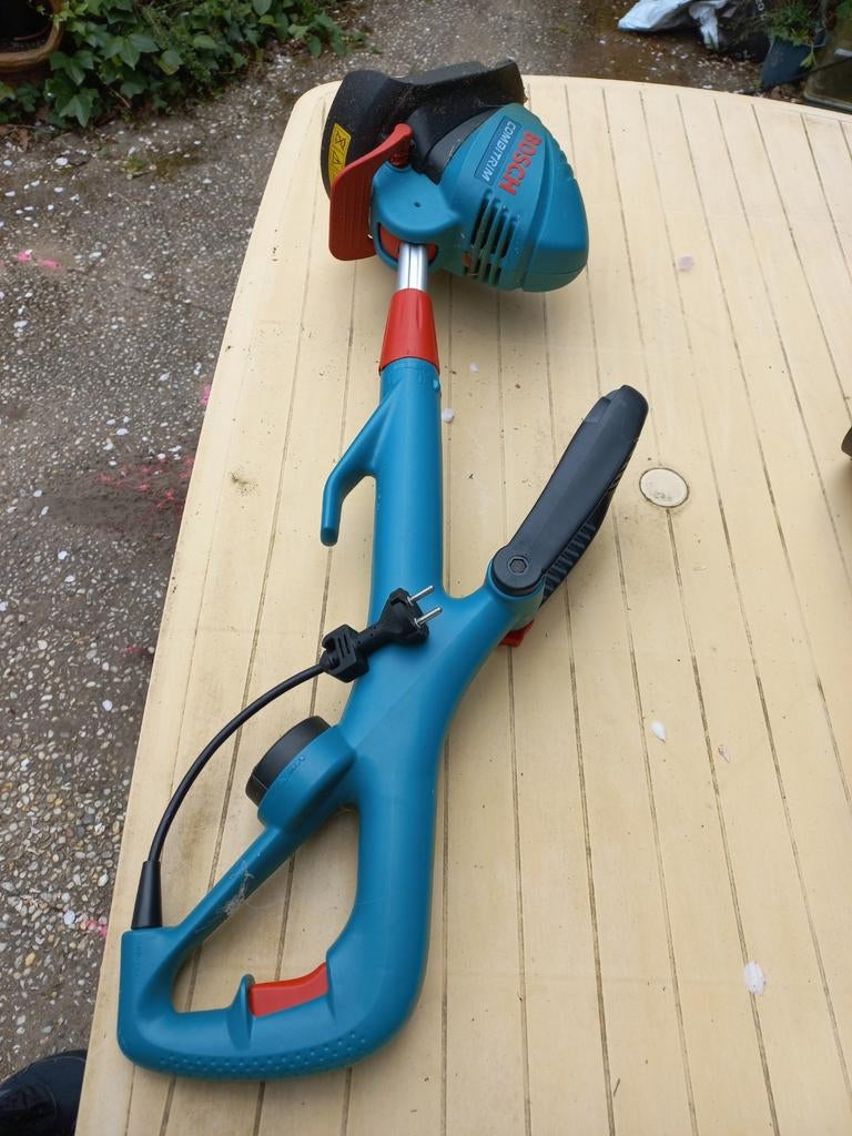 Te koop: Bosch grastrimmer, uitschuifbaar, met snoer 23 cm, Ophalen, Gebruikt, 10 tot 30 cm, Bosch