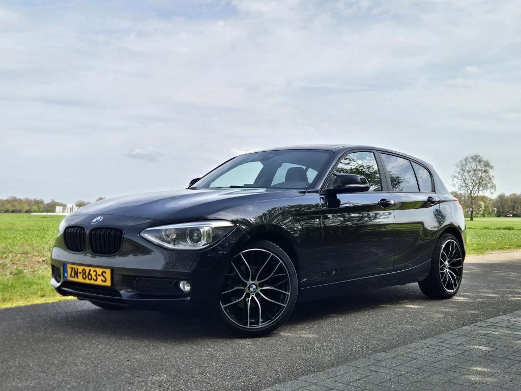 BMW 1-serie 116i High Executive (bj 2013, automaat), Gebruikt, Euro 6, 4 cilinders, Zwart