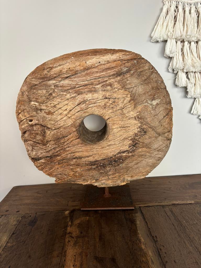 Uniek oud houten wiel op statief, Huis en Inrichting, Ophalen of Verzenden, Zo goed als nieuw