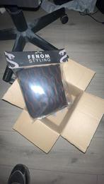 Fenom alcantara zadelhoes met rode stiksels (nieuw in doos), Fietsen en Brommers, Ophalen of Verzenden, Zo goed als nieuw