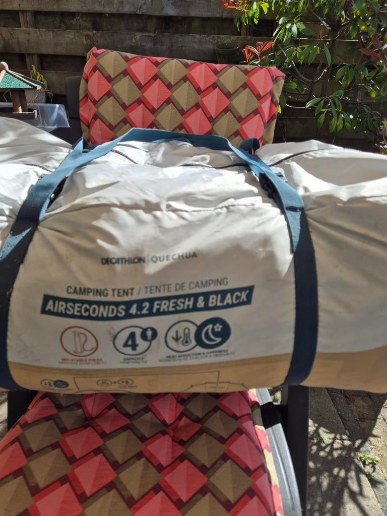 Opblaastent compleet met bedden en pomp en haringen, Caravans en Kamperen, Ophalen