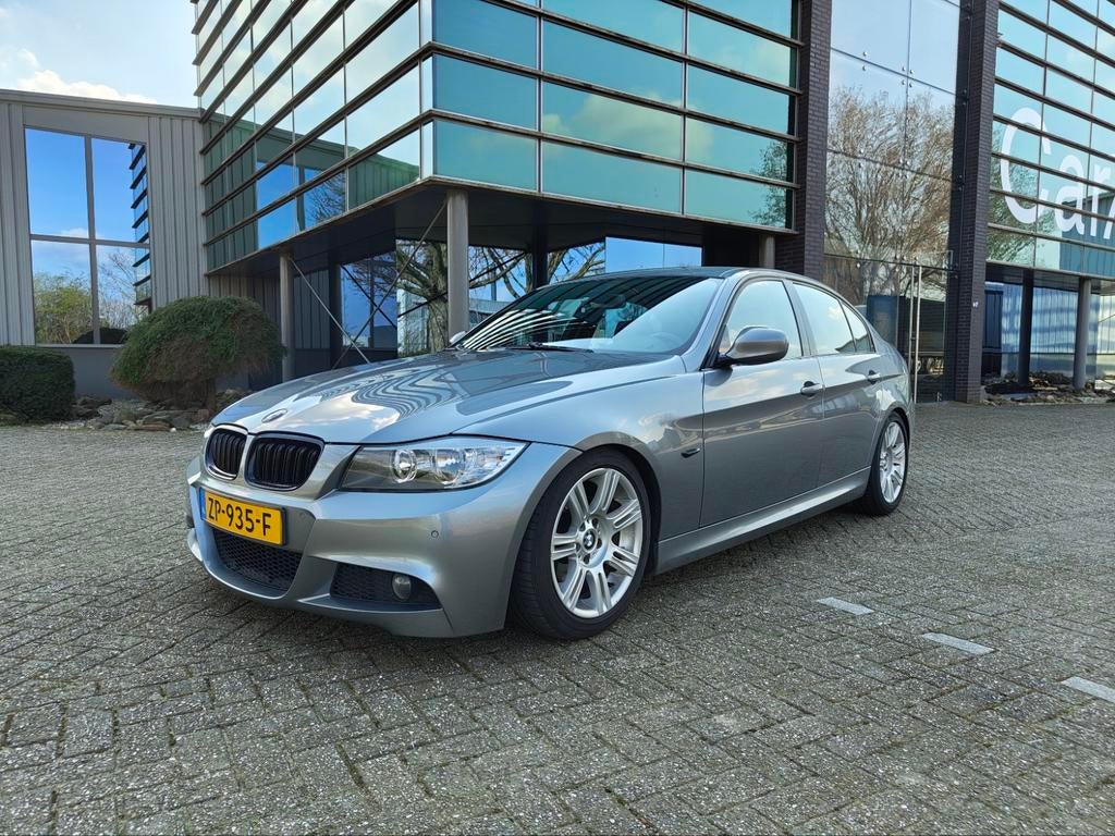 BMW 3-serie 318i Facelift M-pakket Alcantara, Achterwielaandrijving, Alcantara, Handgeschakeld, Grijs