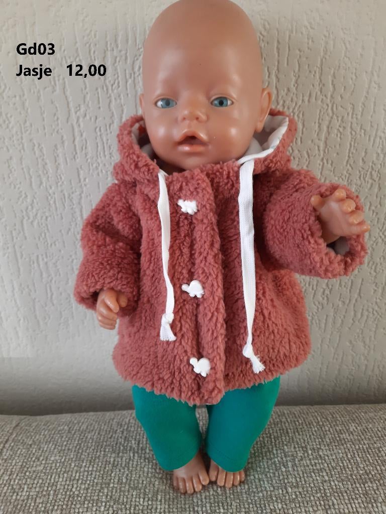 Poppenkleertjes baby born. Teddy jasje. Opbrengst KiKa., Ophalen, Nieuw, Babypop
