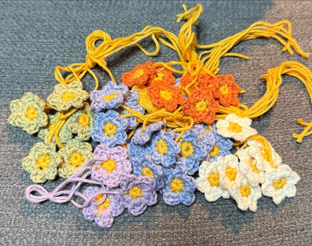 Gehaakte bloemetjes met geel hart, Hobby en Vrije tijd, Knutselen, Gebruikt, Ophalen of Verzenden