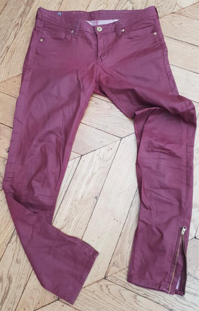 H&M Bordeaux rode coated wax broek maat 27 ZGAN, Kleding | Dames, Broeken en Pantalons, Zo goed als nieuw, Maat 36 (S), Rood, Lang