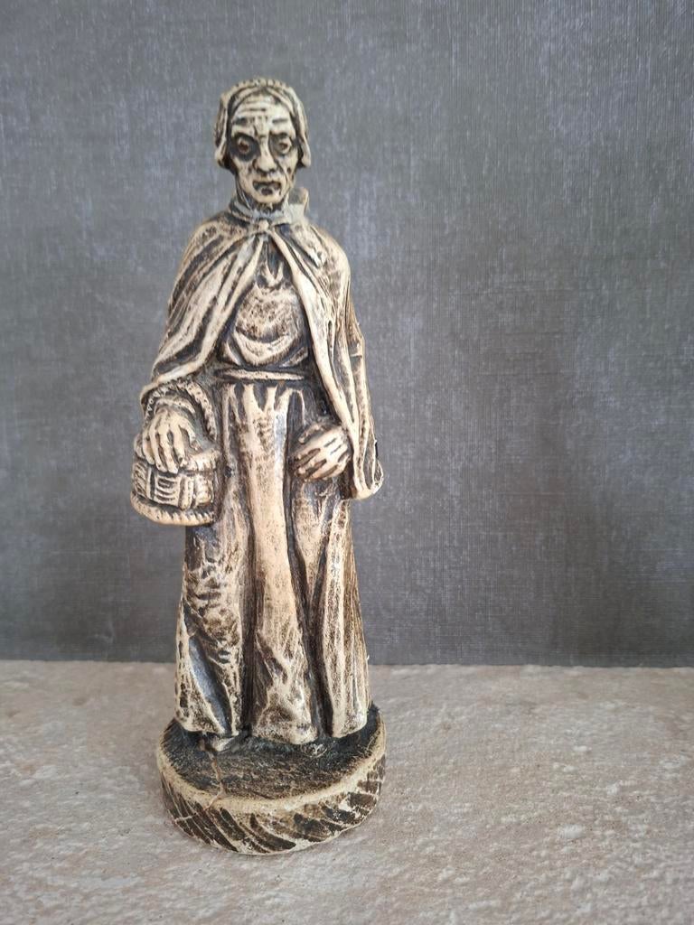 Oud beeldje van Kniertje, oude vrouw met mandje, Verzamelen, Beelden en Beeldjes, Ophalen of Verzenden, Gebruikt, Mens