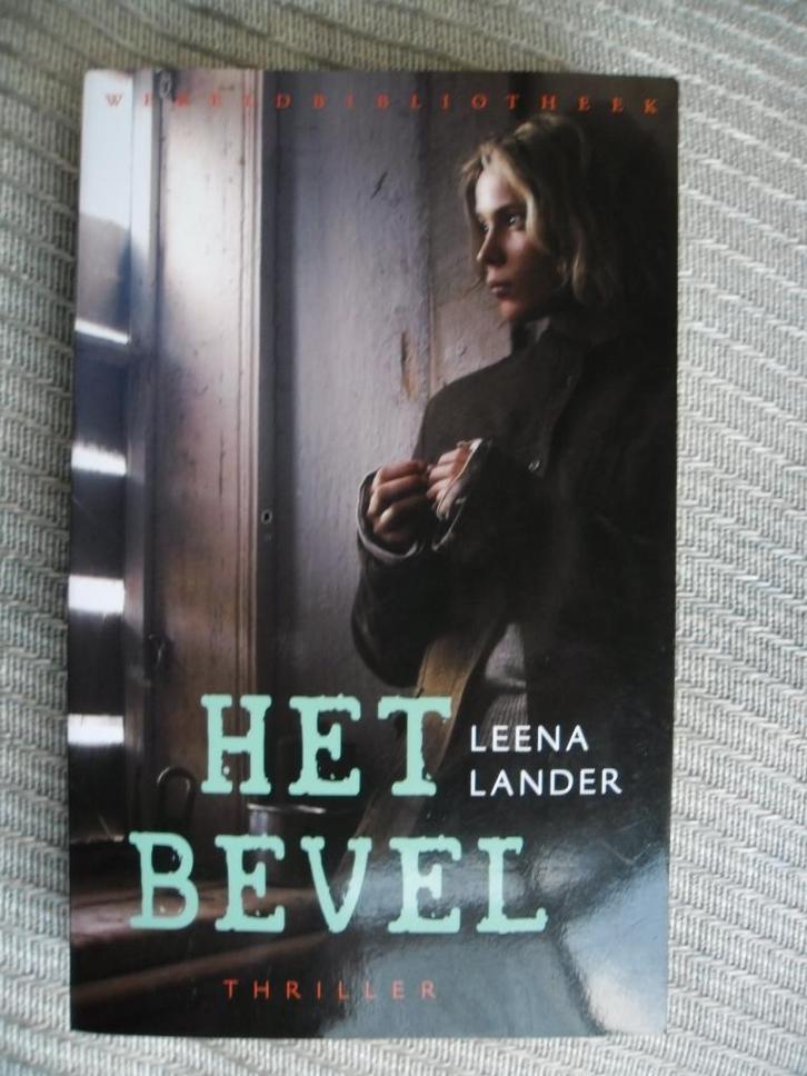 Het Bevel-Leena Lander, Boeken, Thrillers, Zo goed als nieuw, Ophalen