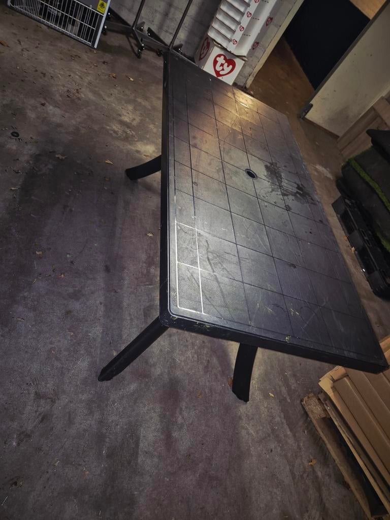 Zwarte tuintafel merk nardi, Ophalen