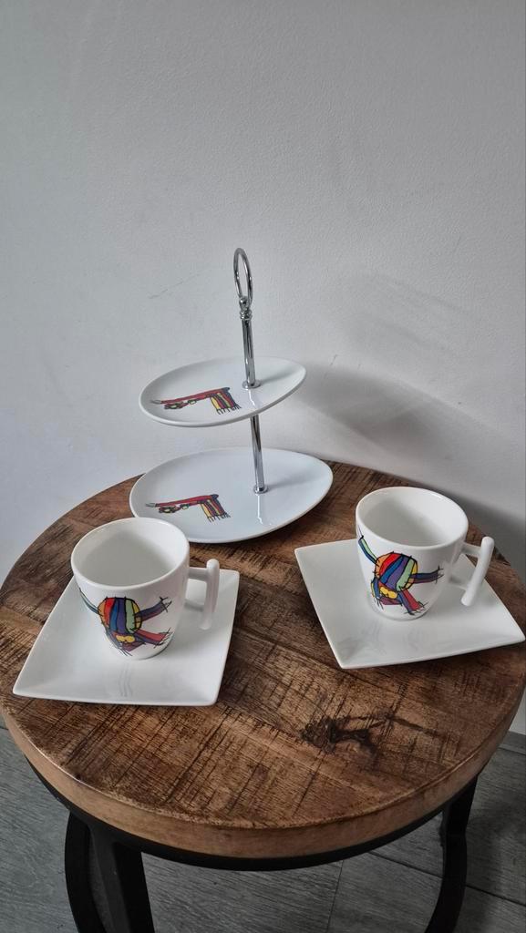 Kopjes en schotels met etagere, kleurrijk design, Huis en Inrichting, Keuken | Servies, Zo goed als nieuw, Kop(pen) en/of Schotel(s)