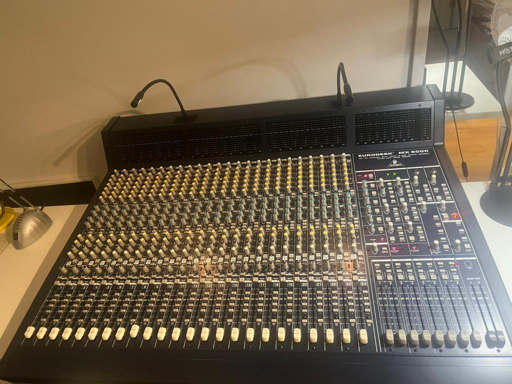 Behringer MX9000 Eurodesk Mixer, Ophalen of Verzenden, Zo goed als nieuw, 20 kanalen of meer
