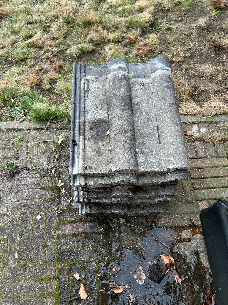 13 gebruikte dakpannen - Grijs, voor diverse projecten, Ophalen, Gebruikt, Steen of Klei, Minder dan 5 m²