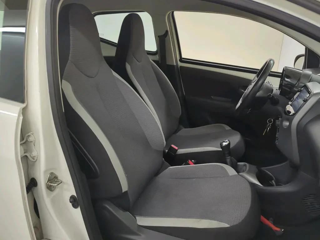 Toyota Aygo 1.0 VVT-i x-play € 11.350,00, Stof, Gebruikt, Euro 6, 4 stoelen