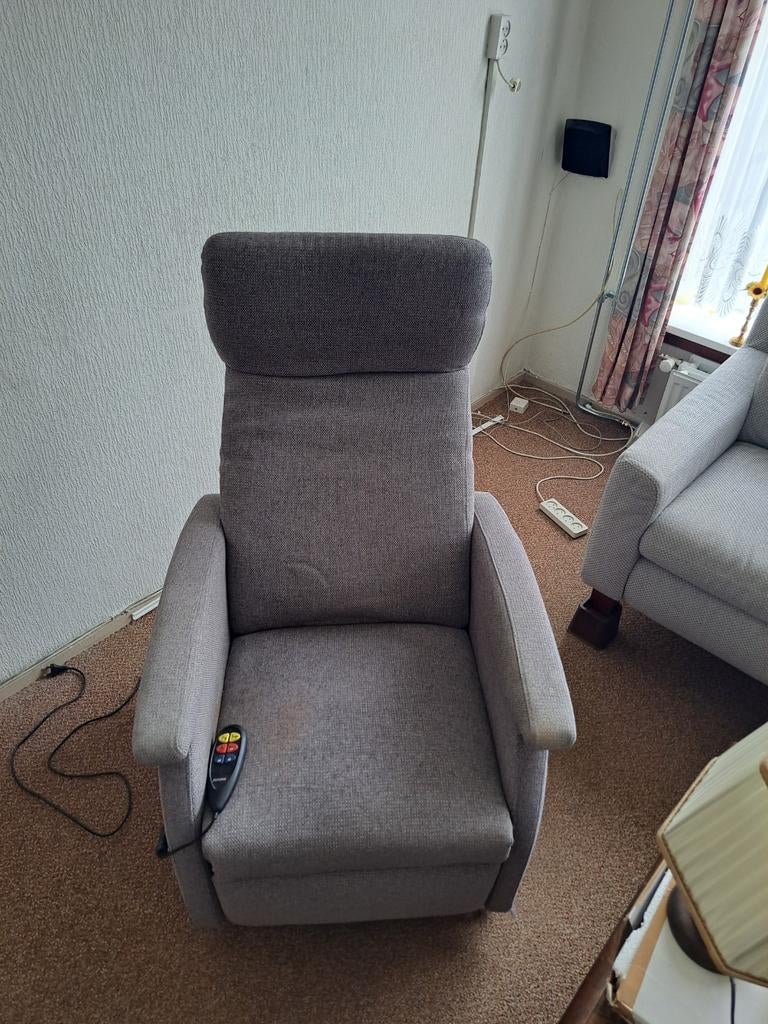 Goede elektrisch verstelbare sta op stoel, Ophalen, Gebruikt, 75 tot 100 cm, 50 tot 75 cm