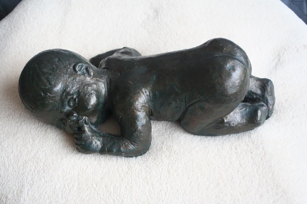 Antieke mooie beeld van Baby, Antiek en Kunst, Groep mensen, Ophalen of Verzenden, 20 - 50 cm, Steen of Keramiek