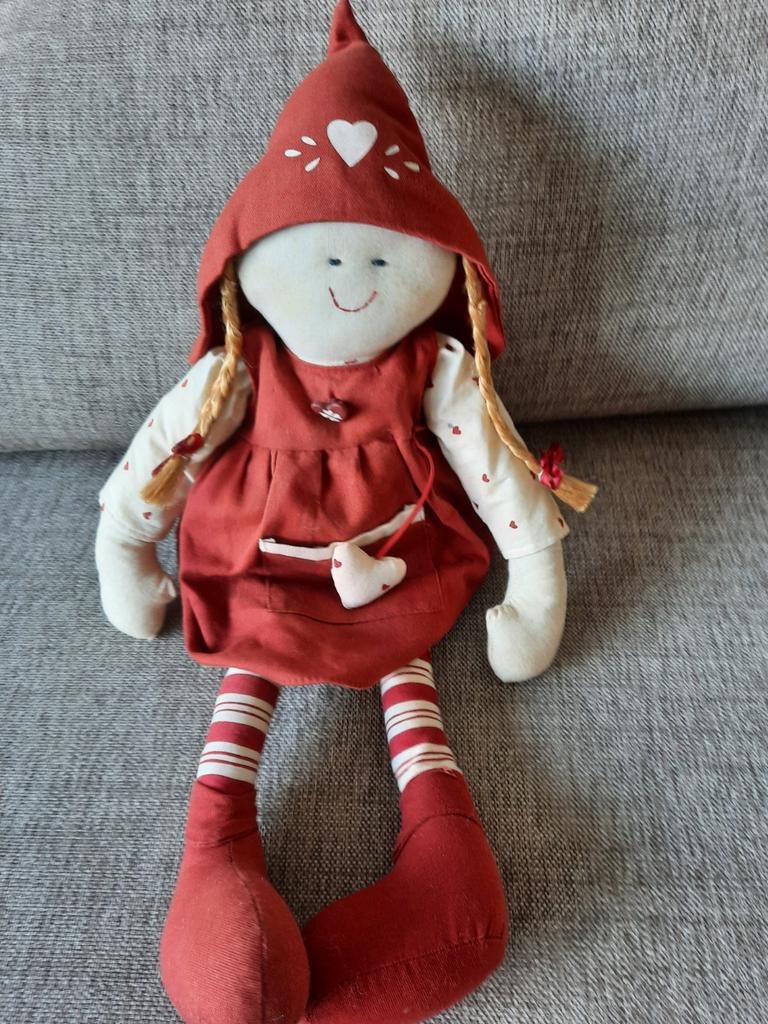 Stoffen pop van Annekabouke met rood jurkje en muts, Ophalen of Verzenden, Overige typen