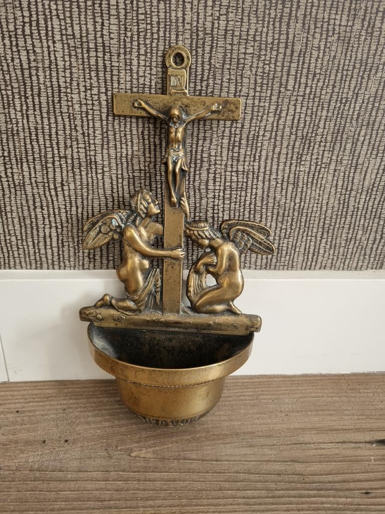 Antiek wijwaterbakje van messing met kruisbeeld en engelen, Antiek en Kunst, Antiek | Religie, Ophalen of Verzenden