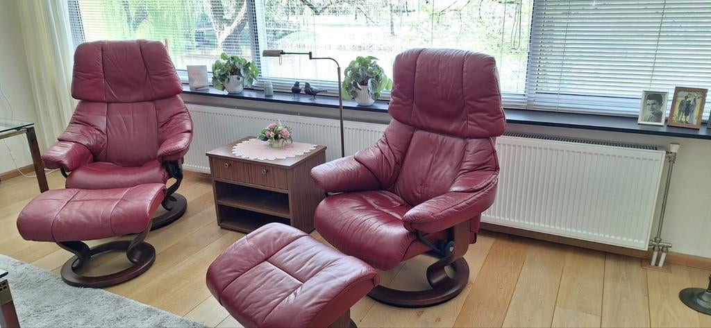 Twee rode Stressless relaxfauteuils leer, maat M en L, Huis en Inrichting, Ophalen, Gebruikt, 50 tot 75 cm, Leer
